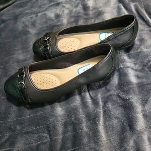 Flat dress shoes